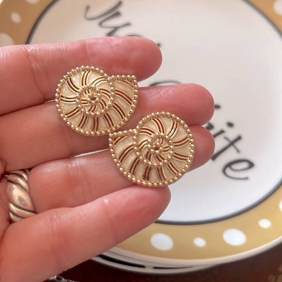 SEASHELL BAUBLEBAR 🐚 GOLD DETAILED EARRINGS - Picture 1 of 8